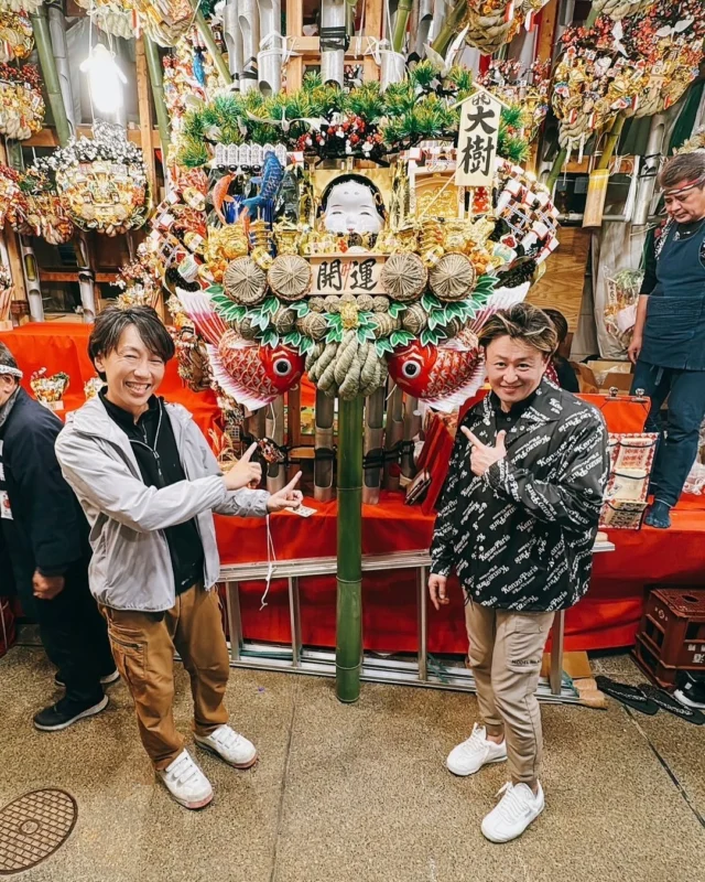 『酉の市』

今年も鷲神社へ
来年の商売繁盛を祈願して。

今年の高売上により
どデカい熊手を購入しました。

来年も頑張る活力にします

#熊手
#鷲神社 
#酉の市
#親睦会
#商売繁盛
#商売繁盛祈願 
#大樹
#dbクリーン
#解体
#内装解体
#南越谷
#新越谷
#越谷
#さいたま
#埼玉